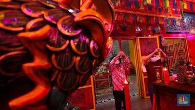 Sembahyang Malam Tahun Baru Imlek 2573. Warga keturunan Tionghoa bersembahyang di Vihara Amurva Bhumi (Hok Tek Tjeng Sin), Karet Semanggi, Jakarta Selatan, Senin (31/1/2022). Pengurus Vihara Amurva Bhumi membatasi pengunjung 50 persen dari kapasitas Vihara yang bersembahyang jelang perayaan tahun baru China atau Imlek tahun 2573. (CNBC Indonesia/ Andrean Kristianto)