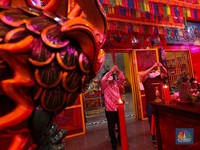 Berharap Kucuran Angpao Dolar AS dari Turis China