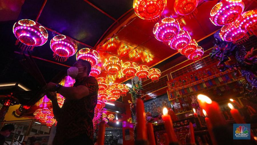 Warga keturunan Tionghoa bersembahyang di Vihara Amurva Bhumi (Hok Tek Tjeng Sin), Karet Semanggi, Jakarta Selatan, Senin (31/1/2022). Pengurus Vihara Amurva Bhumi membatasi pengunjung 50 persen dari kapasitas Vihara yang bersembahyang jelang perayaan tahun baru China atau Imlek tahun 2573. (CNBC Indonesia/ Andrean Kristianto)
