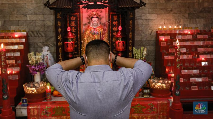 Warga keturunan Tionghoa bersembahyang di Vihara Amurva Bhumi (Hok Tek Tjeng Sin), Karet Semanggi, Jakarta Selatan, Senin (31/1/2022). Pengurus Vihara Amurva Bhumi membatasi pengunjung 50 persen dari kapasitas Vihara yang bersembahyang jelang perayaan tahun baru China atau Imlek tahun 2573. (CNBC Indonesia/ Andrean Kristianto)