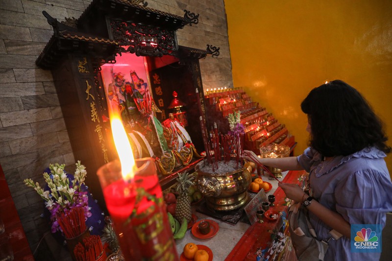 Sembahyang Malam Tahun Baru Imlek 2573. Warga keturunan Tionghoa bersembahyang di Vihara Amurva Bhumi (Hok Tek Tjeng Sin), Karet Semanggi, Jakarta Selatan, Senin (31/1/2022). Pengurus Vihara Amurva Bhumi membatasi pengunjung 50 persen dari kapasitas Vihara yang bersembahyang jelang perayaan tahun baru China atau Imlek tahun 2573. (CNBC Indonesia/ Andrean Kristianto)