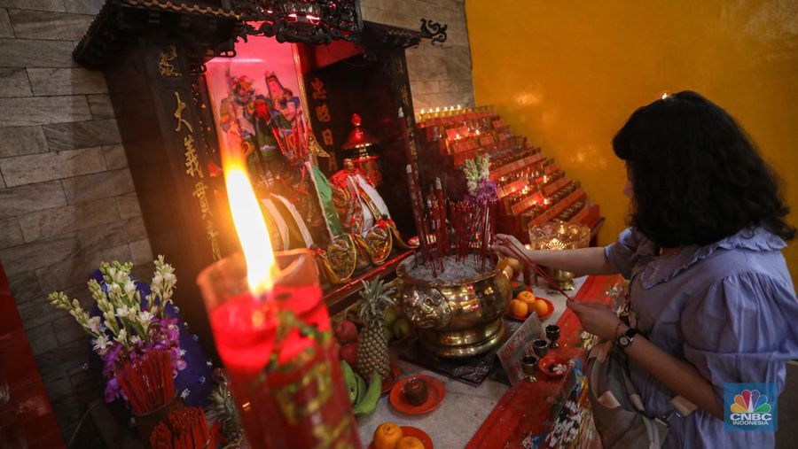 Warga keturunan Tionghoa bersembahyang di Vihara Amurva Bhumi (Hok Tek Tjeng Sin), Karet Semanggi, Jakarta Selatan, Senin (31/1/2022). Pengurus Vihara Amurva Bhumi membatasi pengunjung 50 persen dari kapasitas Vihara yang bersembahyang jelang perayaan tahun baru China atau Imlek tahun 2573. (CNBC Indonesia/ Andrean Kristianto)