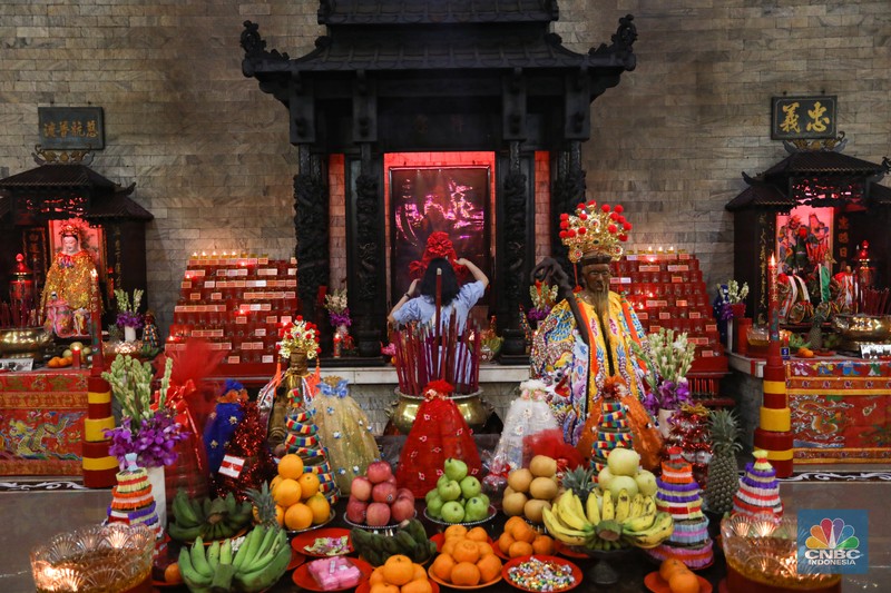 Sembahyang Malam Tahun Baru Imlek 2573. Warga keturunan Tionghoa bersembahyang di Vihara Amurva Bhumi (Hok Tek Tjeng Sin), Karet Semanggi, Jakarta Selatan, Senin (31/1/2022). Pengurus Vihara Amurva Bhumi membatasi pengunjung 50 persen dari kapasitas Vihara yang bersembahyang jelang perayaan tahun baru China atau Imlek tahun 2573. (CNBC Indonesia/ Andrean Kristianto)