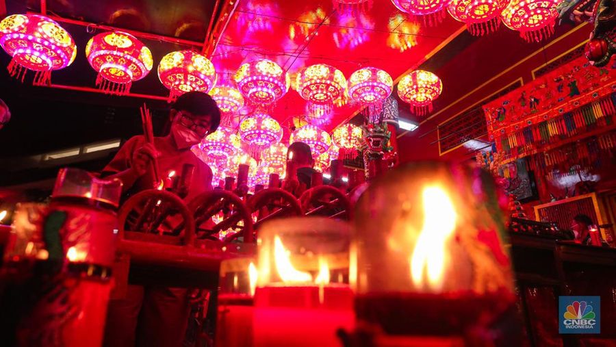 Warga keturunan Tionghoa bersembahyang di Vihara Amurva Bhumi (Hok Tek Tjeng Sin), Karet Semanggi, Jakarta Selatan, Senin (31/1/2022). Pengurus Vihara Amurva Bhumi membatasi pengunjung 50 persen dari kapasitas Vihara yang bersembahyang jelang perayaan tahun baru China atau Imlek tahun 2573. (CNBC Indonesia/ Andrean Kristianto)