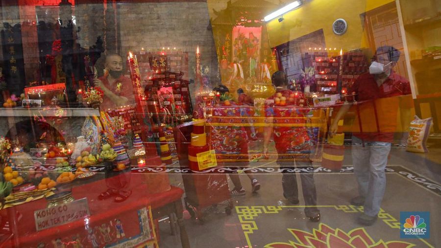 Warga keturunan Tionghoa bersembahyang di Vihara Amurva Bhumi (Hok Tek Tjeng Sin), Karet Semanggi, Jakarta Selatan, Senin (31/1/2022). Pengurus Vihara Amurva Bhumi membatasi pengunjung 50 persen dari kapasitas Vihara yang bersembahyang jelang perayaan tahun baru China atau Imlek tahun 2573. (CNBC Indonesia/ Andrean Kristianto)