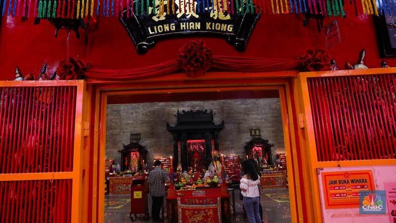 Warga keturunan Tionghoa bersembahyang di Vihara Amurva Bhumi (Hok Tek Tjeng Sin), Karet Semanggi, Jakarta Selatan, Senin (31/1/2022). Pengurus Vihara Amurva Bhumi membatasi pengunjung 50 persen dari kapasitas Vihara yang bersembahyang jelang perayaan tahun baru China atau Imlek tahun 2573. (CNBC Indonesia/ Andrean Kristianto)