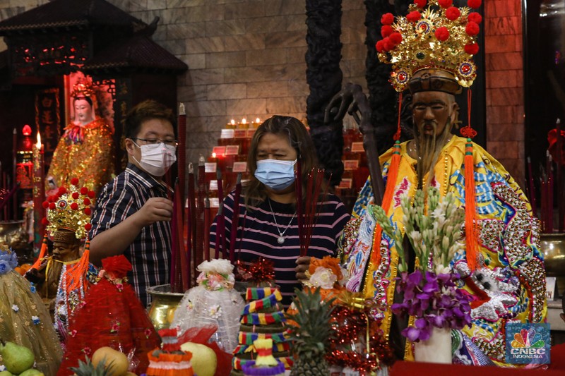 Sembahyang Malam Tahun Baru Imlek 2573. Warga keturunan Tionghoa bersembahyang di Vihara Amurva Bhumi (Hok Tek Tjeng Sin), Karet Semanggi, Jakarta Selatan, Senin (31/1/2022). Pengurus Vihara Amurva Bhumi membatasi pengunjung 50 persen dari kapasitas Vihara yang bersembahyang jelang perayaan tahun baru China atau Imlek tahun 2573. (CNBC Indonesia/ Andrean Kristianto)