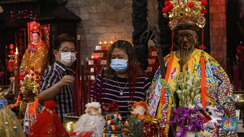 Warga keturunan Tionghoa bersembahyang di Vihara Amurva Bhumi (Hok Tek Tjeng Sin), Karet Semanggi, Jakarta Selatan, Senin (31/1/2022). Pengurus Vihara Amurva Bhumi membatasi pengunjung 50 persen dari kapasitas Vihara yang bersembahyang jelang perayaan tahun baru China atau Imlek tahun 2573. (CNBC Indonesia/ Andrean Kristianto)