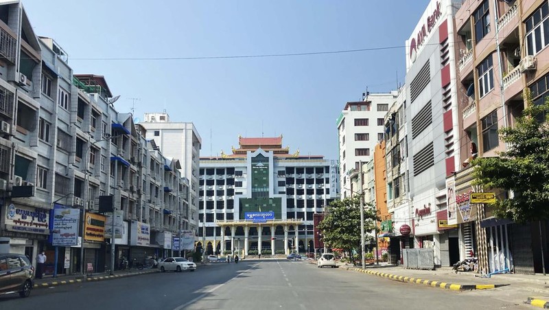 Toko-toko di Myanmar tutup dan jalan kosong melompong AP/