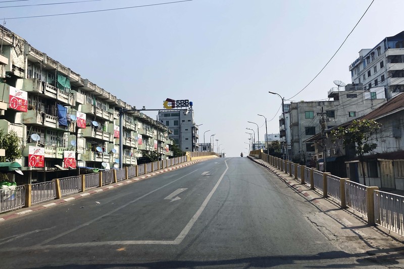Toko-toko di Myanmar tutup dan jalan kosong melompong AP/