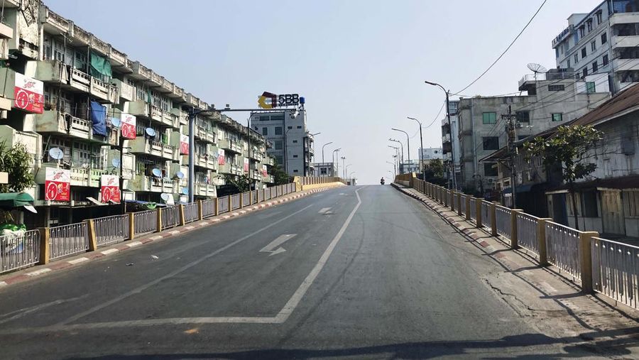 Toko-toko di Myanmar tutup dan jalan kosong melompong AP/