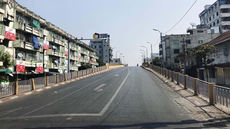 Toko-toko di Myanmar tutup dan jalan kosong melompong AP/