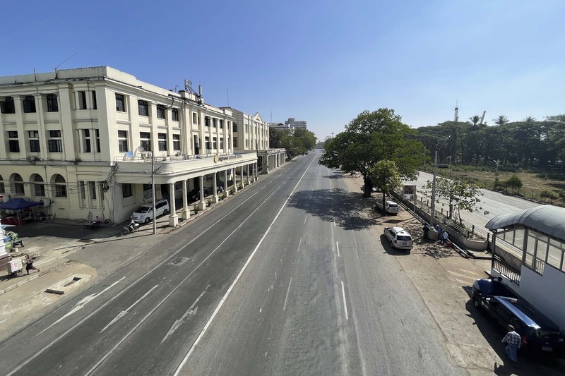Toko-toko di Myanmar tutup dan jalan kosong melompong AP/