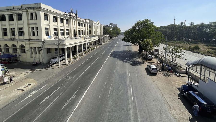 Toko-toko di Myanmar tutup dan jalan kosong melompong AP/