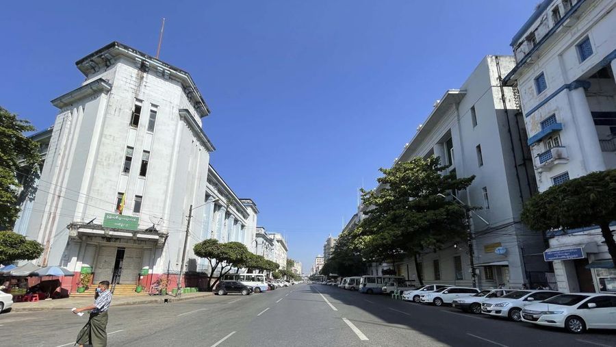 Toko-toko di Myanmar tutup dan jalan kosong melompong AP/