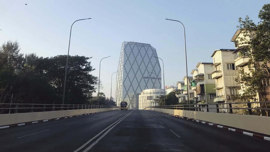 Toko-toko di Myanmar tutup dan jalan kosong melompong AP/