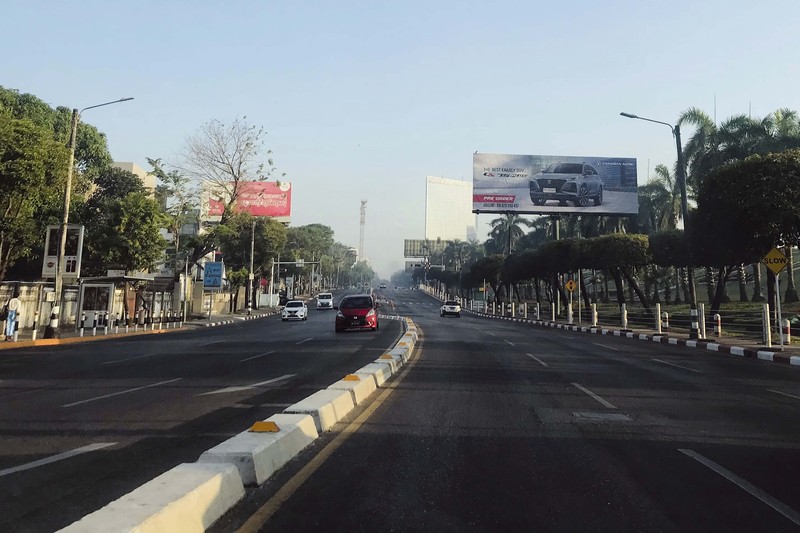 Toko-toko di Myanmar tutup dan jalan kosong melompong AP/