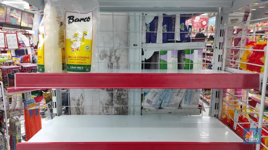 Rak minyak goreng kosong disalah satu Indomaret di Jakarta (CNBC Indonesia/Andrean Kristianto)