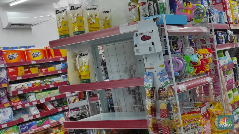 Rak minyak goreng kosong disalah satu Indomaret di Jakarta (CNBC Indonesia/Andrean Kristianto)
