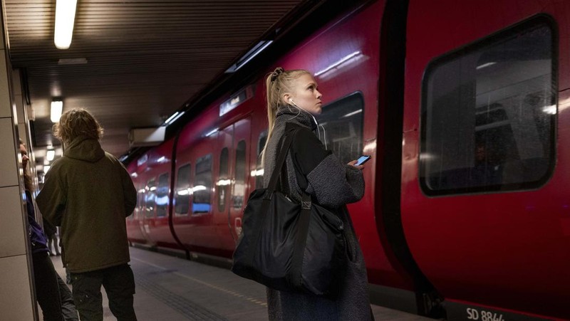 Denmark tidak lagi wajib memakai masker untuk warganya saat keluar rumah. (AP/Liselotte Sabroe)