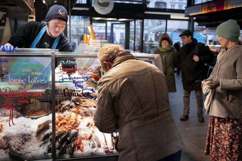 Denmark tidak lagi wajib memakai masker untuk warganya saat keluar rumah. (AP/Liselotte Sabroe)