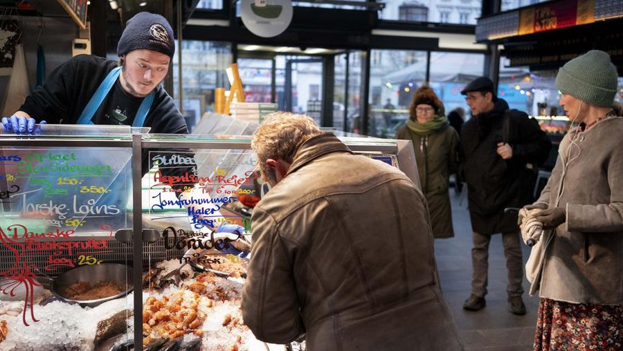 Denmark tidak lagi wajib memakai masker untuk warganya saat keluar rumah. (AP/Liselotte Sabroe)