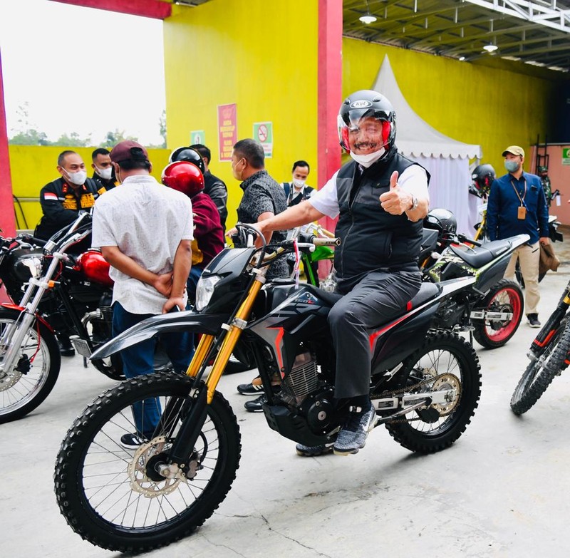 Presiden Jokowi dan sejumlah menteri yang mendampinginya dalam kunjungan kerja di Sumatera Utara menaiki sepeda motor dari Simpang Tiga Bandar Udara Sibisa, Kabupaten Toba menuju Kawasan Pantai Bebas Parapat, Kabupaten Simalungun, Rabu, 2 Februari 2022. (Dok: Biro Pers Sekretariat Presiden) Presiden Jokowi dan sejumlah menteri yang mendampinginya dalam kunjungan kerja di Sumatera Utara menaiki sepeda motor dari Simpang Tiga Bandar Udara Sibisa, Kabupaten Toba menuju Kawasan Pantai Bebas Parapat, Kabupaten Simalungun, Rabu, 2 Februari 2022. (Dok: Biro Pers Sekretariat Presiden)