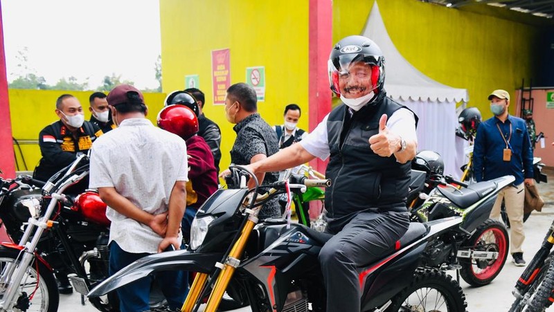 Presiden Jokowi dan sejumlah menteri yang mendampinginya dalam kunjungan kerja di Sumatera Utara menaiki sepeda motor dari Simpang Tiga Bandar Udara Sibisa, Kabupaten Toba menuju Kawasan Pantai Bebas Parapat, Kabupaten Simalungun, Rabu, 2 Februari 2022. (Dok: Biro Pers Sekretariat Presiden)