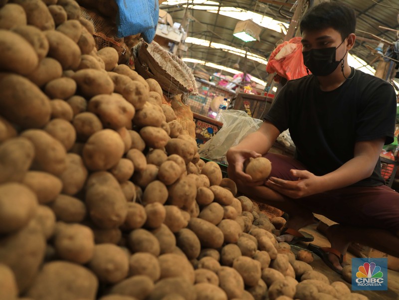 Pedagang kentang di Pasar Induk Keramat Jati, Jakarta, Rabu, (2/2/2022) (CNBC Indonesia/Muhammad Sabki)