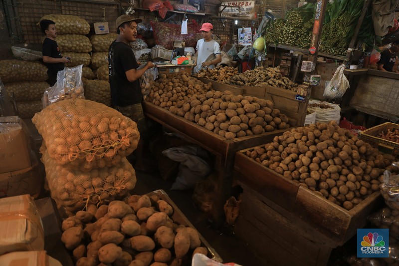 Pedagang kentang di Pasar Induk Keramat Jati, Jakarta, Rabu, (2/2/2022) (CNBC Indonesia/Muhammad Sabki)