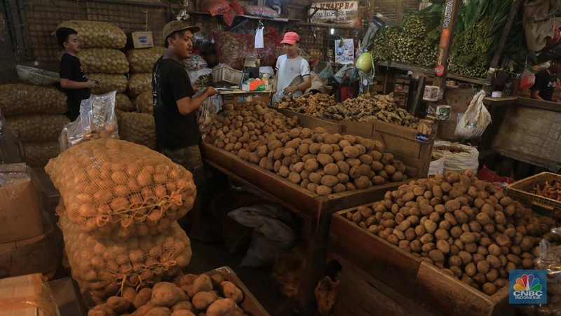 Pedagang kentang di Pasar Induk Keramat Jati, Jakarta, Rabu, (2/2/2022) (CNBC Indonesia/Muhammad Sabki)