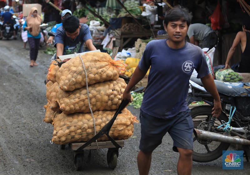 Pedagang kentang di Pasar Induk Keramat Jati, Jakarta, Rabu, (2/2/2022) (CNBC Indonesia/Muhammad Sabki)