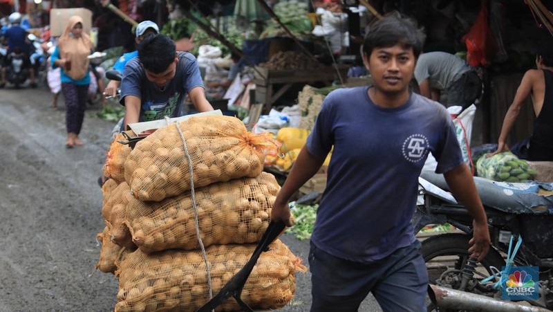 Pedagang kentang di Pasar Induk Keramat Jati, Jakarta, Rabu, (2/2/2022) (CNBC Indonesia/Muhammad Sabki)