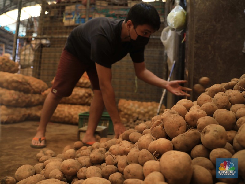 Pedagang kentang di Pasar Induk Keramat Jati, Jakarta, Rabu, (2/2/2022) (CNBC Indonesia/Muhammad Sabki)