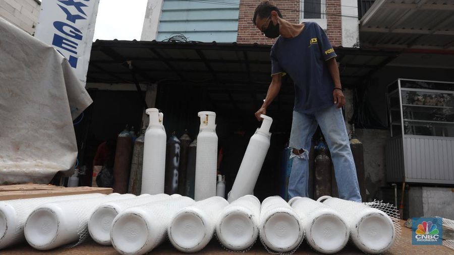 Penjualan tabung oksigen di kawasan Manggarai, Jakarta Selatan, Rabu (2/2/2022). (CNBC Indonesia/Andrean Kristianto)