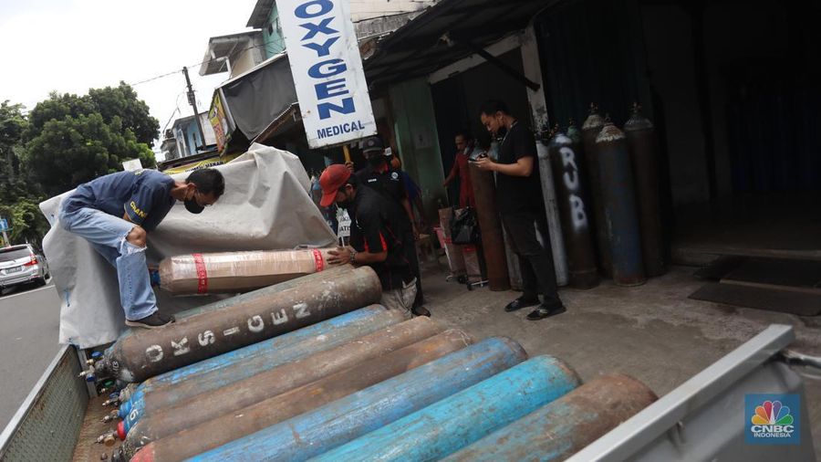 Penjualan tabung oksigen di kawasan Manggarai, Jakarta Selatan, Rabu (2/2/2022). (CNBC Indonesia/Andrean Kristianto)