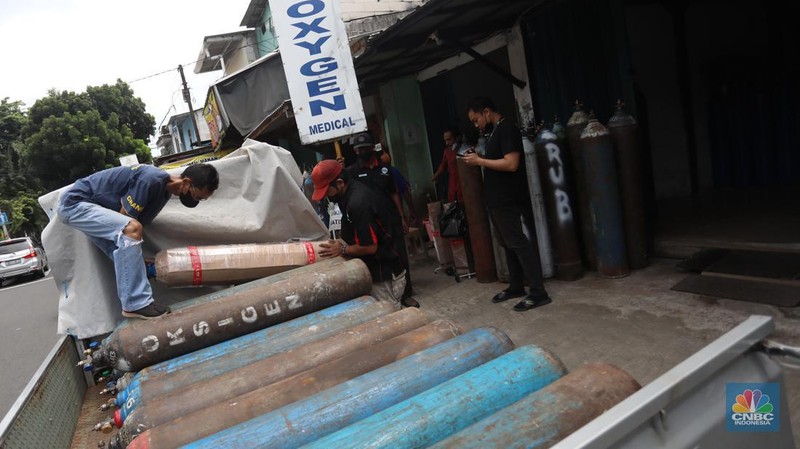 Penjualan tabung oksigen di kawasan Manggarai, Jakarta Selatan, Rabu (2/2/2022). (CNBC Indonesia/Andrean Kristianto)