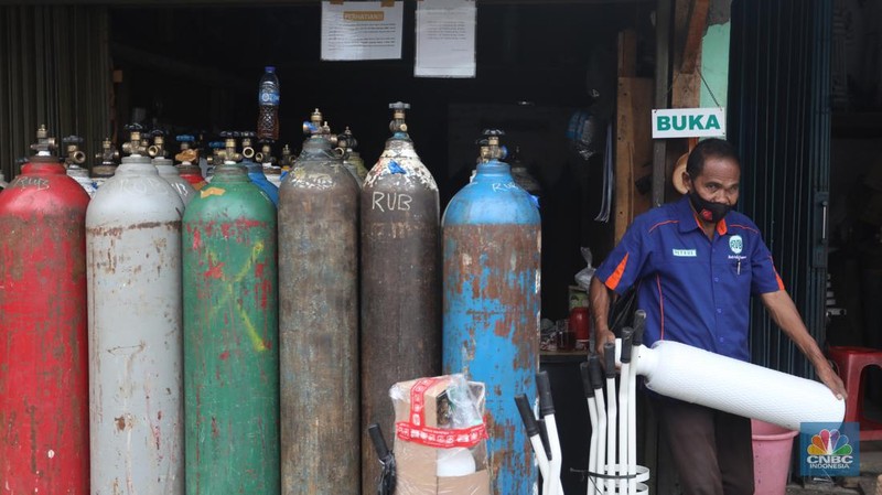 Penjualan tabung oksigen di kawasan Manggarai, Jakarta Selatan, Rabu (2/2/2022). (CNBC Indonesia/Andrean Kristianto)