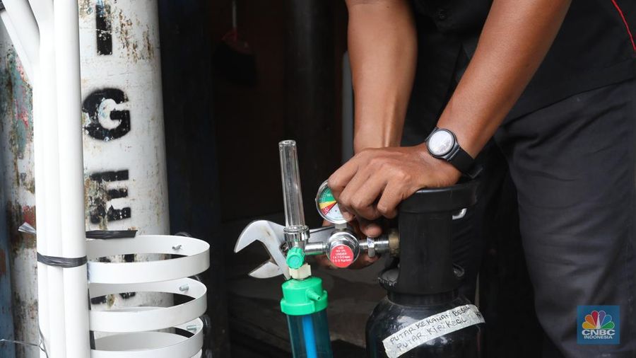 Penjualan tabung oksigen di kawasan Manggarai, Jakarta Selatan, Rabu (2/2/2022). (CNBC Indonesia/Andrean Kristianto)