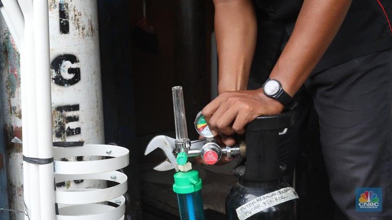 Penjualan tabung oksigen di kawasan Manggarai, Jakarta Selatan, Rabu (2/2/2022). (CNBC Indonesia/Andrean Kristianto)