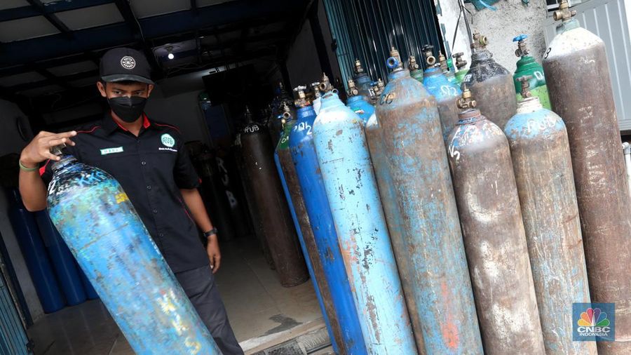 Penjualan tabung oksigen di kawasan Manggarai, Jakarta Selatan, Rabu (2/2/2022). (CNBC Indonesia/Andrean Kristianto)