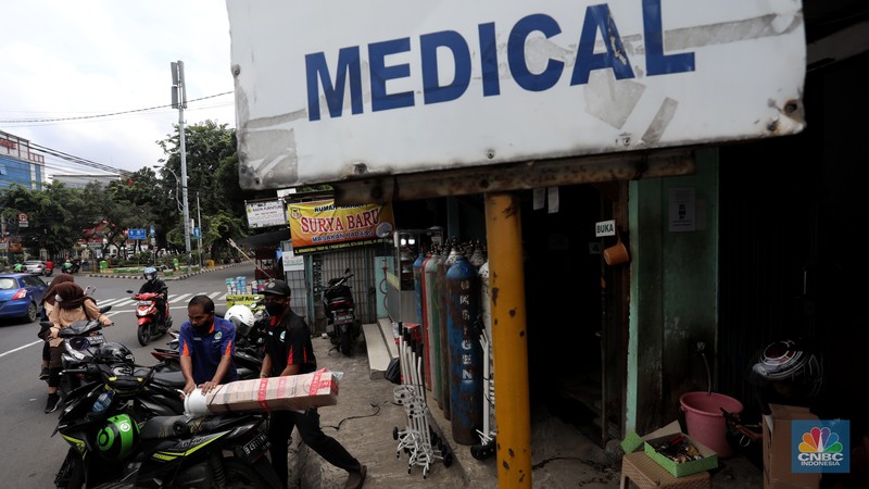 Penjualan tabung oksigen di kawasan Manggarai, Jakarta Selatan, Rabu (2/2/2022). (CNBC Indonesia/Andrean Kristianto)