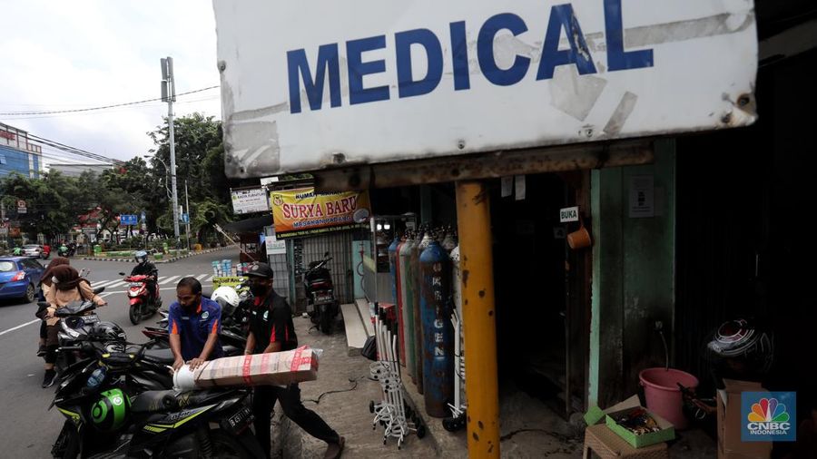 Penjualan tabung oksigen di kawasan Manggarai, Jakarta Selatan, Rabu (2/2/2022). (CNBC Indonesia/Andrean Kristianto)