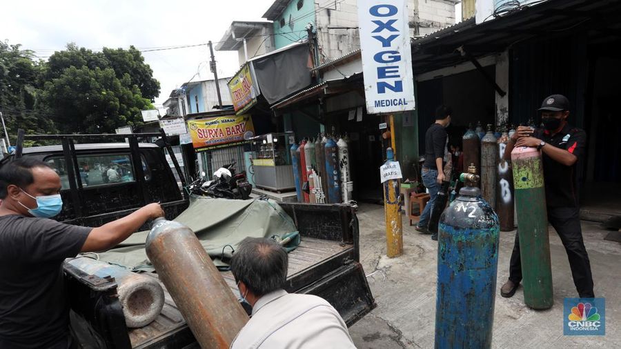 Penjualan tabung oksigen di kawasan Manggarai, Jakarta Selatan, Rabu (2/2/2022). (CNBC Indonesia/Andrean Kristianto)