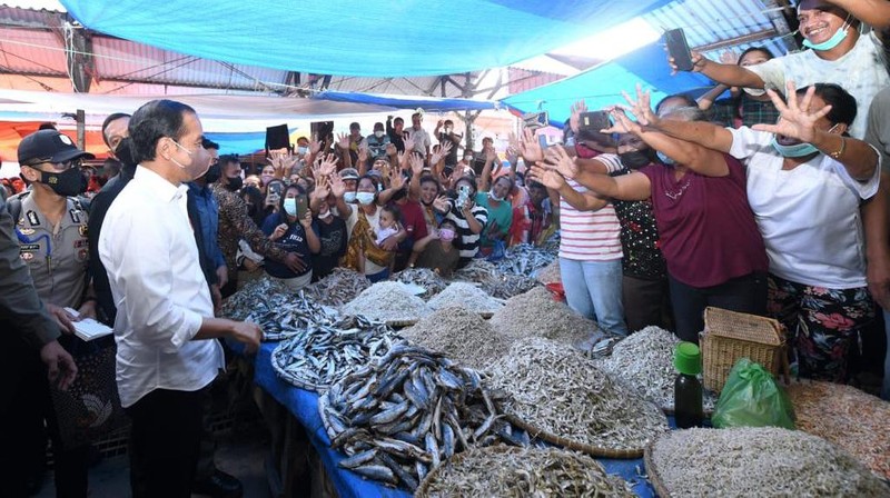 Sejumlah warga antre untuk melakukan test swab di GSI Lab (Genomik Solidaritas Indonesia Laboratorium) (CNBC Indonesia/Andrean kristianto)