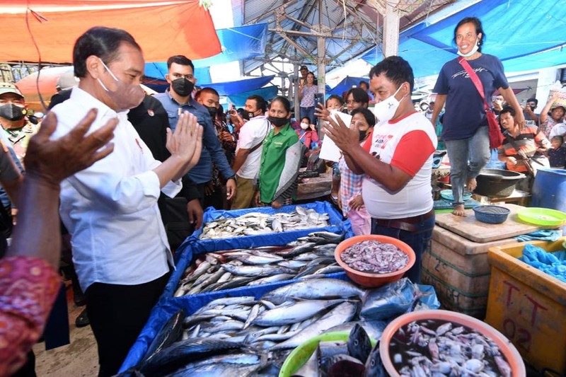 Presiden Joko Widodo membagikan bantuan langsung tunai bagi para pedagang kaki lima dan warung di Pasar Porsea, Kabupaten Toba, Provinsi Sumatera Utara, pada Rabu, 2 Februari 2022. Bantuan sebesar Rp1,2 juta per orang tersebut diharapkan bisa membantu meringankan beban para pedagang yang terdampak pandemi Covid-19. (Biro Pers Sekretariat Presiden)