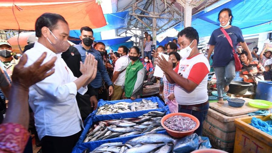 Presiden Joko Widodo membagikan bantuan langsung tunai bagi para pedagang kaki lima dan warung di Pasar Porsea, Kabupaten Toba, Provinsi Sumatera Utara, pada Rabu, 2 Februari 2022. Bantuan sebesar Rp1,2 juta per orang tersebut diharapkan bisa membantu meringankan beban para pedagang yang terdampak pandemi Covid-19. (Biro Pers Sekretariat Presiden)