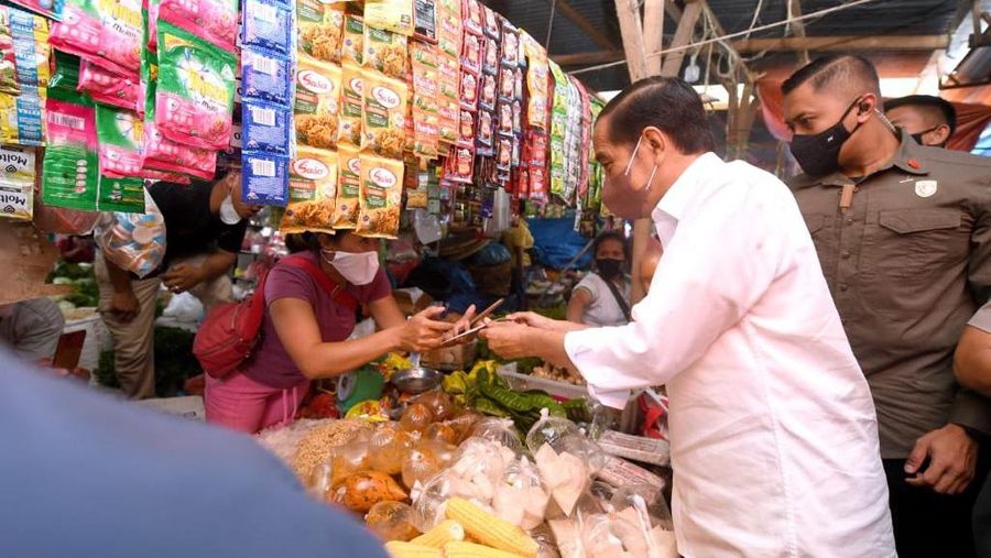 Presiden Joko Widodo membagikan bantuan langsung tunai bagi para pedagang kaki lima dan warung di Pasar Porsea, Kabupaten Toba, Provinsi Sumatera Utara, pada Rabu, 2 Februari 2022. Bantuan sebesar Rp1,2 juta per orang tersebut diharapkan bisa membantu meringankan beban para pedagang yang terdampak pandemi Covid-19. (Biro Pers Sekretariat Presiden)