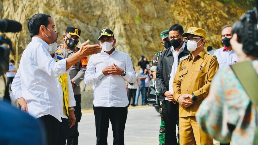 Presiden Joko Widodo mengawali rangkaian kunjungan kerja di Provinsi Sumatera Utara, dengan meresmikan Jalan Bypass Balige, yang ada di Kabupaten Toba, pada Rabu, 2 Februari 2022. Peresmian dilakukan dengan penandatanganan prasati oleh Kepala Negara. (Biro Pers Sekretariat Presiden)