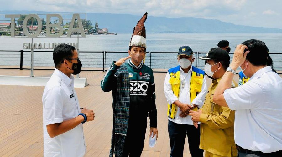 Presiden Joko Widodo meninjau sekaligus meresmikan penataan Kawasan Pantai Bebas Parapat di, Kabupaten Simalungun, pada Rabu, 2 Februari 2022. (Biro Pers Sekretariat Presiden)